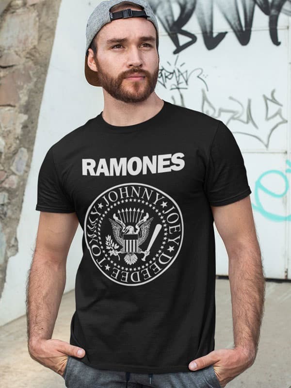 Camiseta Ramones negra con modelo